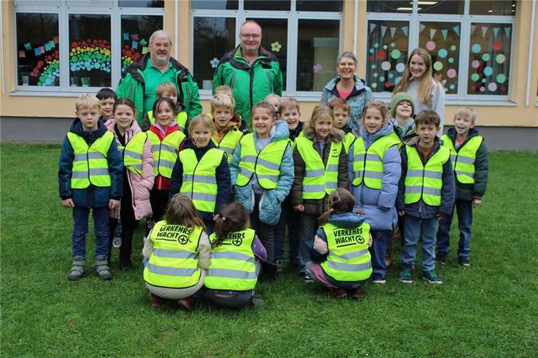 Die Erstklässler der Grundschule Pfarrer-Bechtel in Mendig mit ihren neuen Warnwesten.  Foto: privat