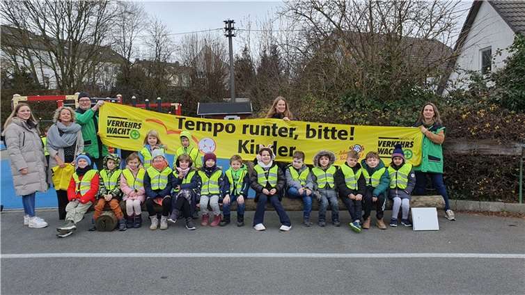 Die Erstklässler der Grundschule Pfarrer Bechtel mit ihren neuen Warnwesten.  Foto: privat