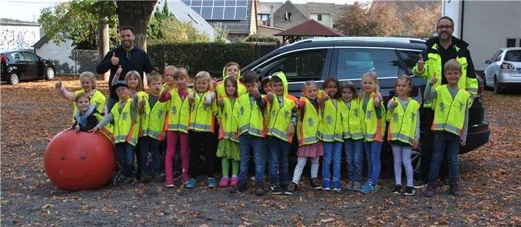 Die Erstklässler der Grundschule Wehr mit ihren neuen Sicherheitswesten.Privat