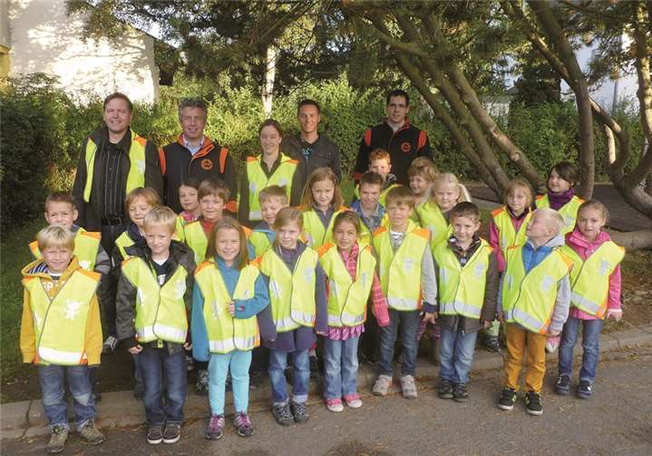 Die Erstklässler der Grundschule in Eich freuten sich über die leuchtend gelben Sicherheitswesten vom ADAC und vom Mofa Club Kell.  Privat
