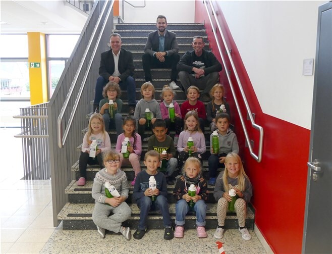 Die Erstklässler der Grundschule in Kruft freuen sich über die Präsente von Westenergie. Foto: Westenergie AG