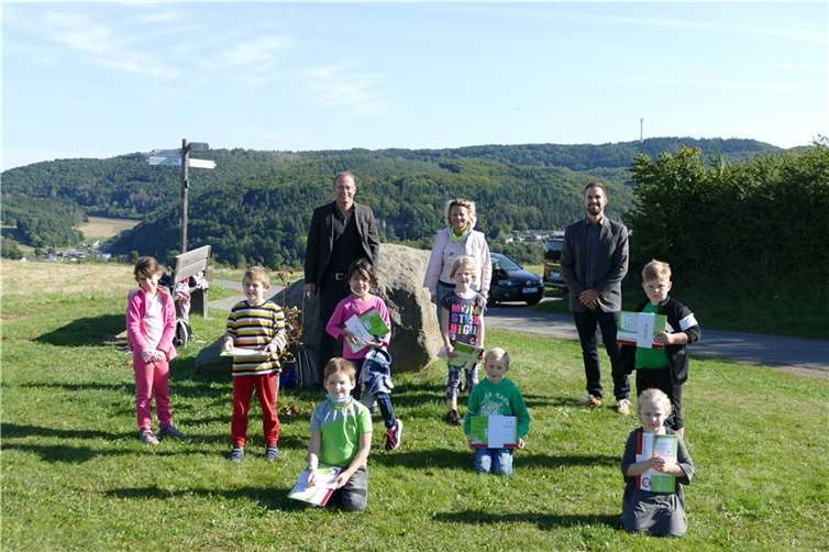Die Erstklässler der Grundschule in Rieden freuen sich über die Präsente von Westenergie. Foto: Westenergie AG