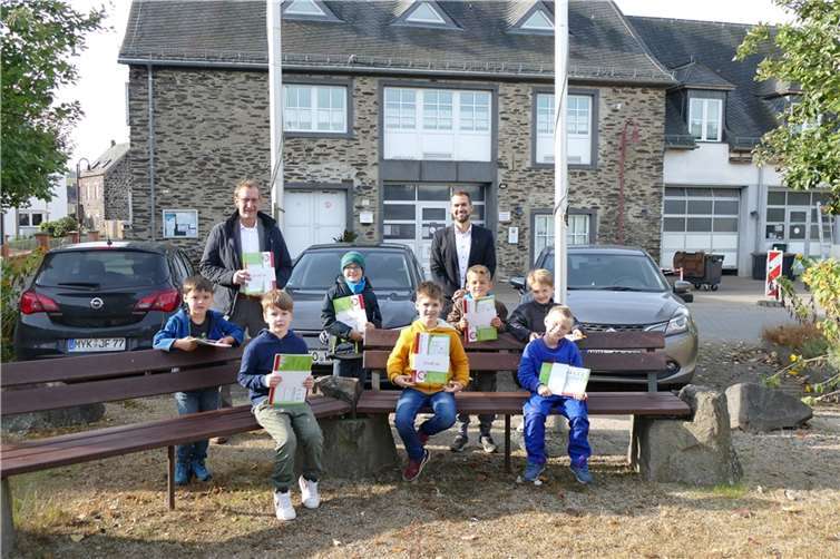 Die Erstklässler der Grundschule in Welling freuen sich über die Präsente von Westenergie. Foto: Westenergie AG