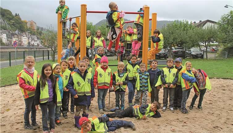 Die Erstklässler der Grundschule mit ihren neuen Sicherheitswesten während ihres Wandertages.privat