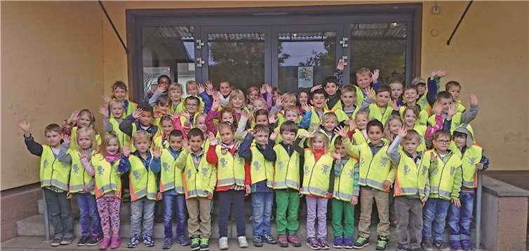 Die Erstklässler der Mülhofener Bodelschwinghschule fanden die leuchtend gelben Sicherheitswesten „cool“. privat
