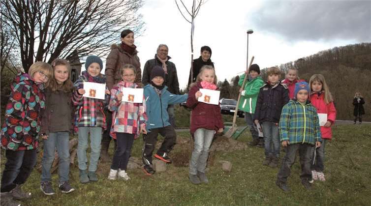 Die Erstklässler freuten sich über die Apfelbäume. UM