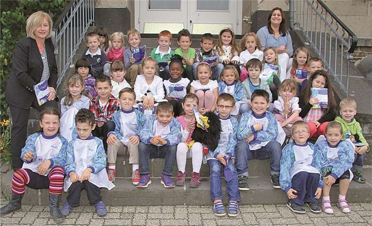 Die Erstklässler in Kempenich freuen sich über ihre neuen Malkittel. privat