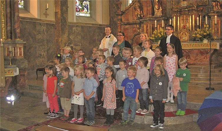 Die Erstklässler in der Krufter Kirche. Oben v.l.n.r.: Pfarrer Norbert Missong, Klassenlehrerinnen Susanne Klaes und Anke Hoffmann, Lehramtsanwärterin Stefanie Schwenk und Pastor Michael Stoer.Gerhard Schlich