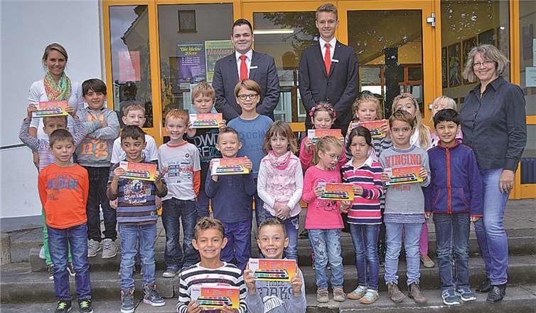 Die Erstklässler mit den Vertretern der Kreissparkasse Niklas Bell (l.) und Christopher Schoch, Schulleiterin Doris Rheindorf (r.) und Klassenlehrerin Jannica Linn. AB