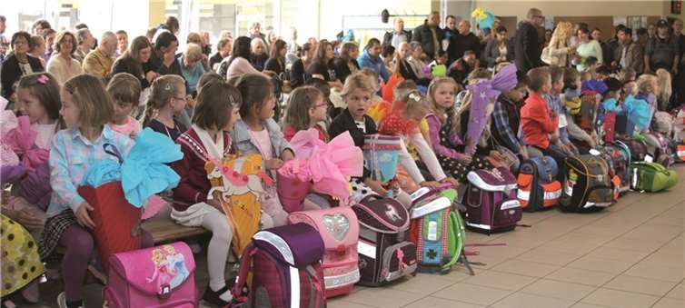 Die Erstklässler zeigten mit Stolz ihre Schultüten und ihre Ranzen. privat