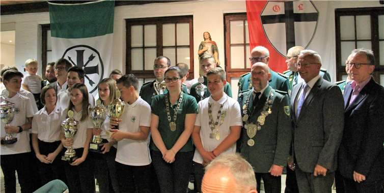 Die Erstplatzierten aller Wettbewerbe waren zusammen mit den Honoratioren. KBL