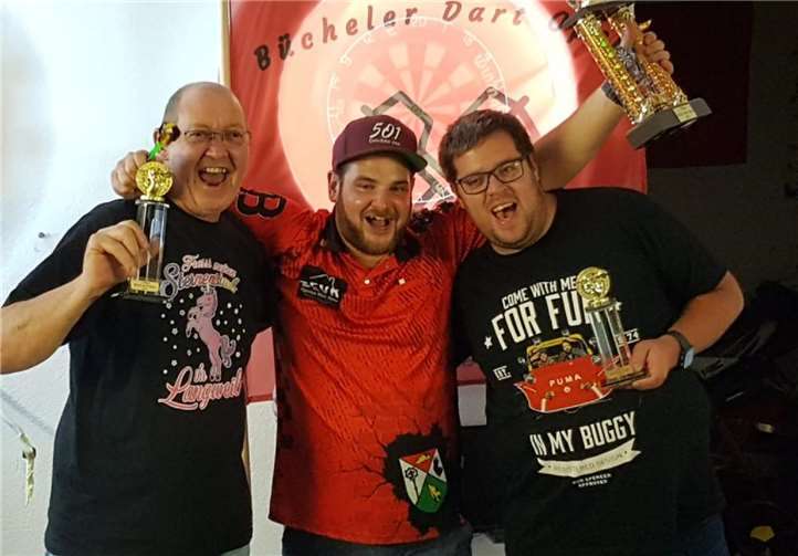 Die Erstplatzierten der 2. Büchel Dart Open mit Martin Brengmann, Udo Horn und Christian Link, freuten sich mit allen Teilnehmern über die tolle Veranstaltung.