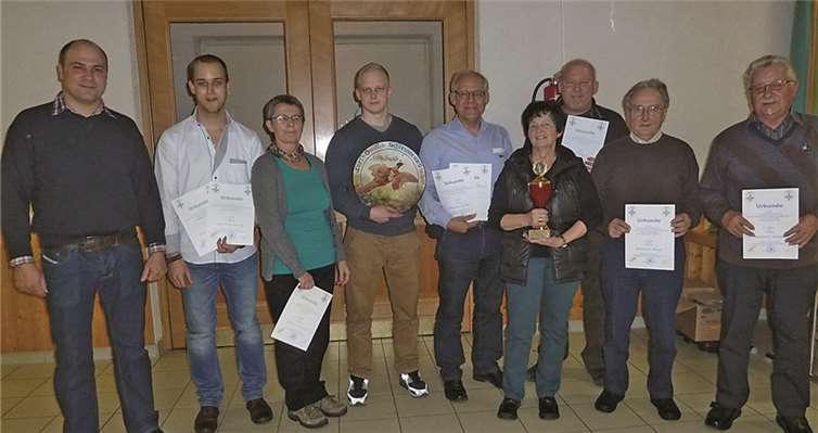 Die Erstplatzierten der Vereinsmeisterschaft 2013 (v.ln.r.): Brudermeister Christoph Nolden, Christian Krings, Christel Reußner, Lukas Schumacher, Ulrich Eckhard, Marlene Maurer, Joachim Bersching, Heinz Wilhelmi, Reinhold Maurer. privat
