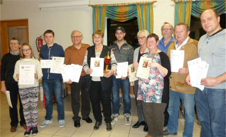 Die Erstplatzierten der Vereinsmeisterschaft und des Nikolauspokals der Damen.