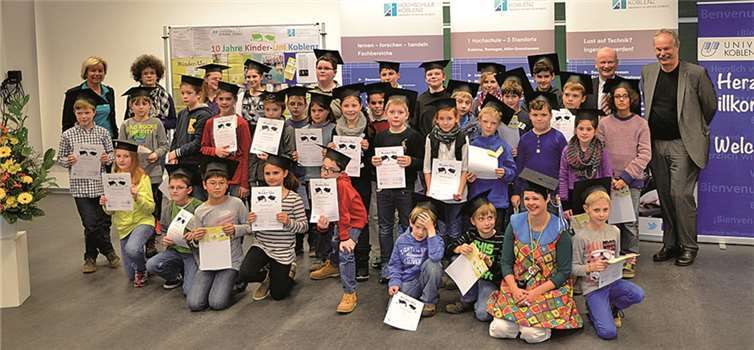 Die Erwachsene (v.l.): Inge Bitzer, Dr. Sabine Link, alias Dr. Bimbambine, Prof. Dr. Peter Ullrich, Prof. Dr. Kristian Bosselmann-Cyran mit den kleinen Diplomanden.Hochschule Koblenz/Christiane Gandner