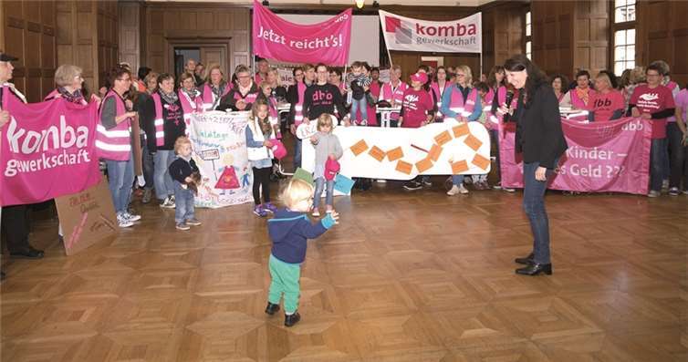 Die Erzieher der städtischen Kitas brachten mit Eltern und Kindern ihre Forderungen zum Ausdruck.Fotos: Michael Feiden