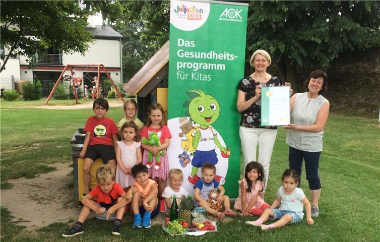 Die Erzieherin Angelika Kemmer nahm das Zertifikat aus den Händen von Mechthild Hastenteufel, AOK-Ernährungsfachkraft, entgegen. Foto: privat