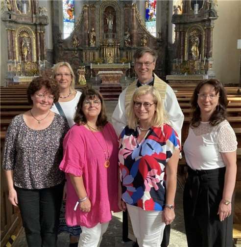 Die Erzieherinnen Helena Freitag, Steffi Oerter, Anke Heinz und Sandra Rheindorf-Weber mit ihrem Pastor Norbert Missong und der Kita Leiterin Tanja Zerwas in der Pfarrkirche nach dem Einschulungsgottesdienst. Foto: Gerhard Schlich