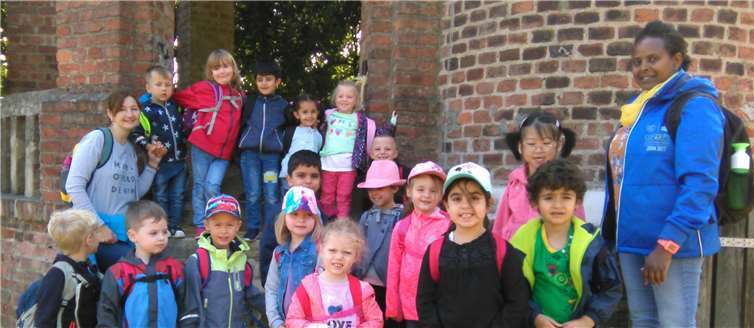 Die Erzieherinnen Olga Zeisler und Terry Endres mit 17 Kindern der Kita „Villa Regenbogen“, Zusatzgruppe Mosaik, vor dem Ersteigen des Aussichtsturms im Tierpark Rolandseck. Stadt Meckenheim