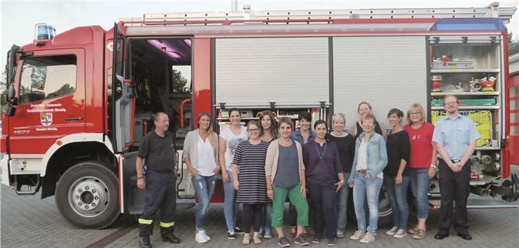 Die Erzieherinnen bei der freiwilligen Feuerwehr.privat