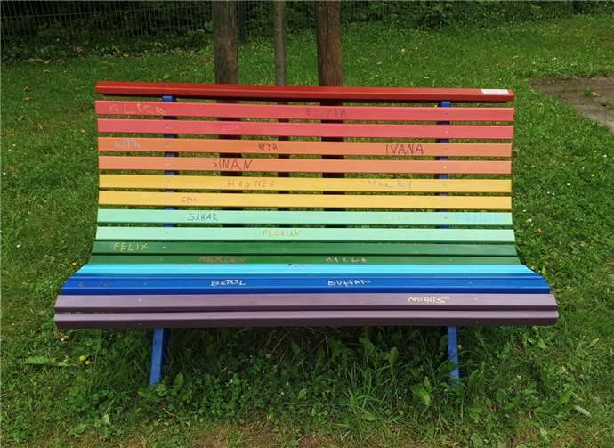 Die Erzieherinnen erhielten als Abschiedsgeschenk eine Gartenbank.