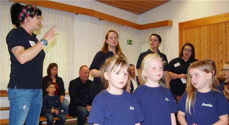 Die Erzieherinnen hatten mit den Kindern einen kleinen Beitrag vorbereitet.Fotos: SK
