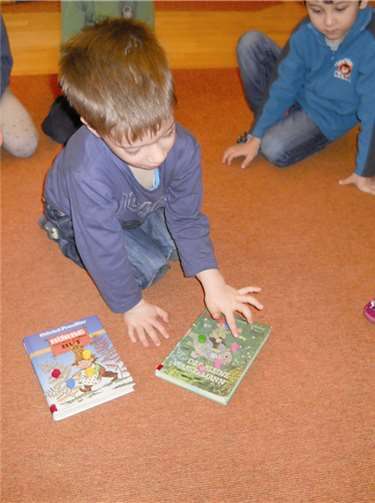 Die Erzieherinnen konnten bereits erste Verbesserung der Aufmerksamkeit und Ausdauer beim Zuhören von Geschichten bei den Kindern feststellen. privat