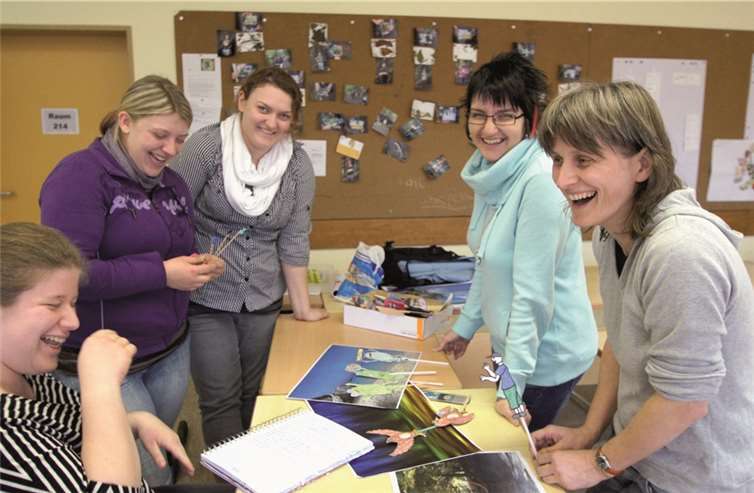 Die Erzieherinnen sind bei der Probe für das Stabtheaterstück. privat
