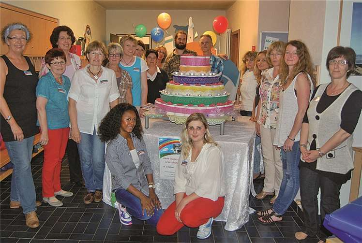 Die Erzieherinnen und Erzieher samt Pflege- und Küchenteam des Jubiläums-Kindergartens präsentierten sich rund um die riesige Geburtstagstorte.FA