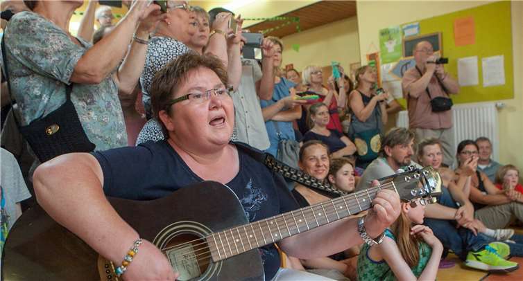 Die Erzieherinnen und Gruppenleiterinnen des Regenbogen-Kindergartens unterstützten ihre Schützlinge bei den Aufführungen.