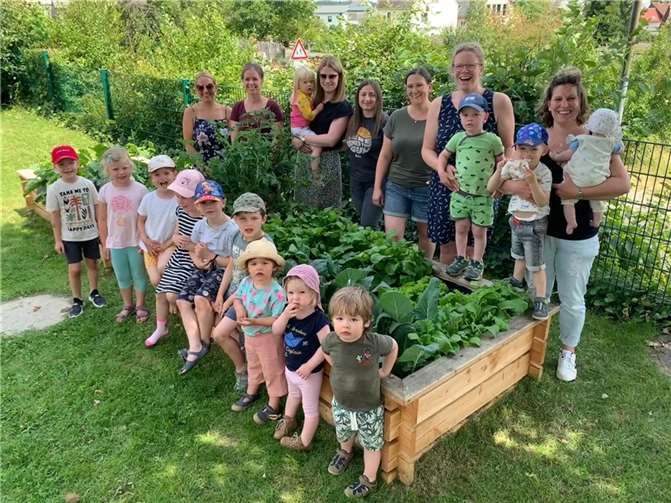 Die Erzieherinnen und Vertreterinnen des Fördervereins sowie Kinder der Nachtsheimer Kindertagesstätte Abenteuerland mit ihren neuen bepflanzten Hochbeeten.  Foto: privat