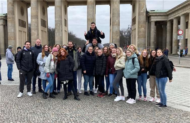 Die Erzieherklasse der BBS Mayen vor dem Brandenburger Tor.