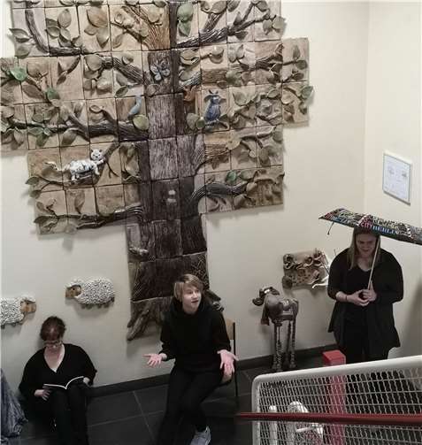 Die Erzieherklassen begleiteten den bewegenden Auftakt mit theatralen Elementen. Fotos: privat