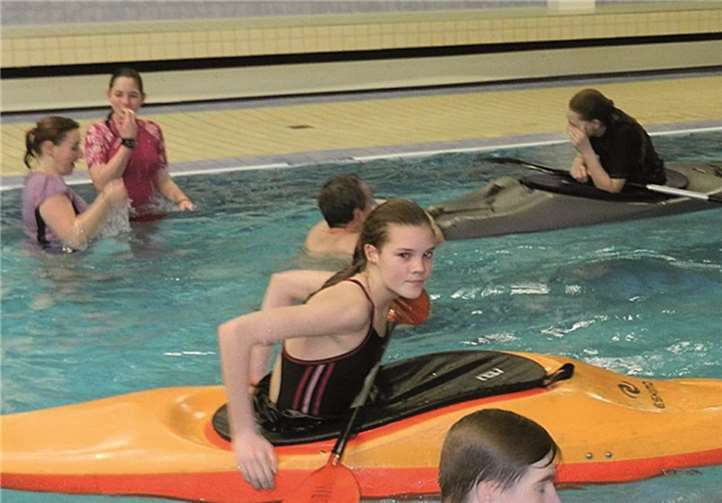 Die Eskimorolle bringt für die Kanusportler ein Plus an Sicherheit und muss ständig geübt und trainiert werden. Privat