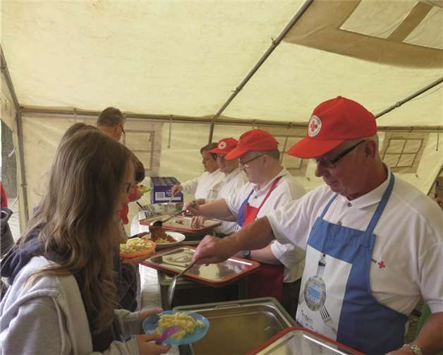 Die Essensausgabe war dann die angenehmste Aufgabe bei dem umfangreichen Einsatz de DRK-Ortsvereins Rhens in Polch. privat