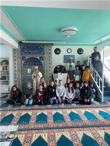 Die Ethikkurse der 7. Jahrgangsstufe der Robert-Krupp-Schule besichtigten die Fatih Moschee in Neuwied.  Foto: privat
