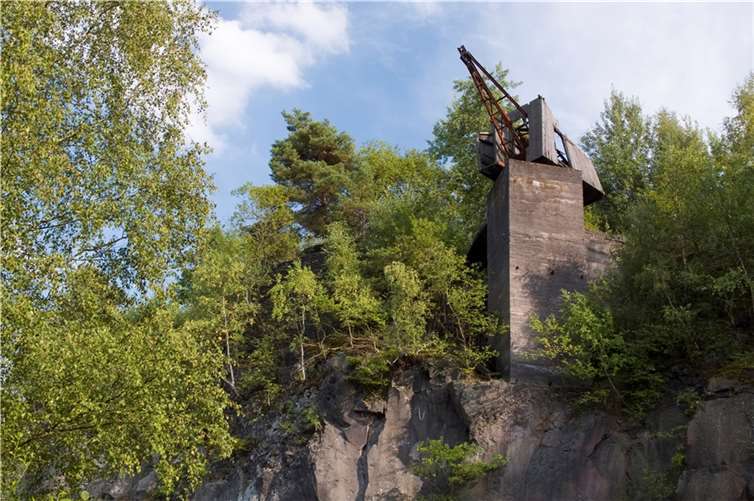 Die Ettringer Lay erstreckt sich mit ihren imposanten Steinbrüchen unter der südwestlichen Kraterflanke des Bellerbergvulkans. Foto: Vulkanpark GmbH/Kappest