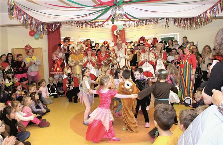 Die Eulenhorst-Kinder demonstrierten dem Koblenzer Prinzenpaar einen tollen Tanz.privat