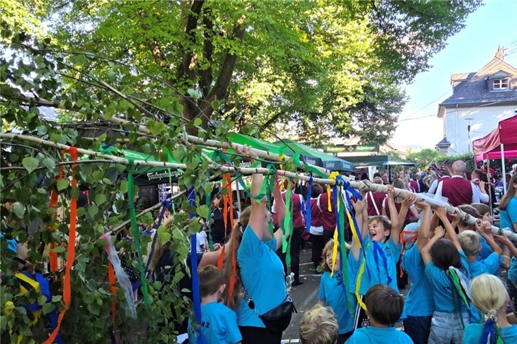 Die Eulepänz beim Aufstellen des Kinderbaums