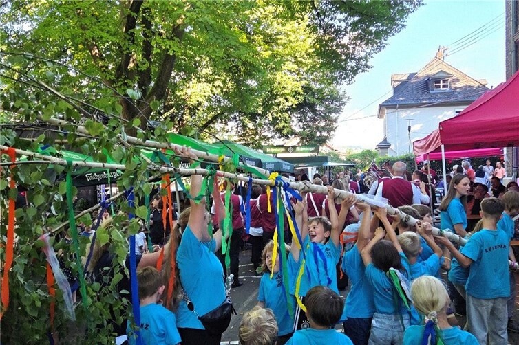 Die Eulepänz beim Aufstellen des Kinderbaums