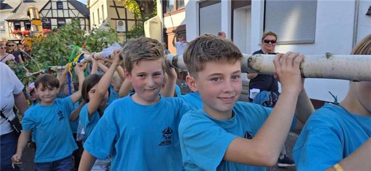 Die Eulepänz tragen den Kinderbaum zum Schulhof. Fotos: Jochen Wilberg