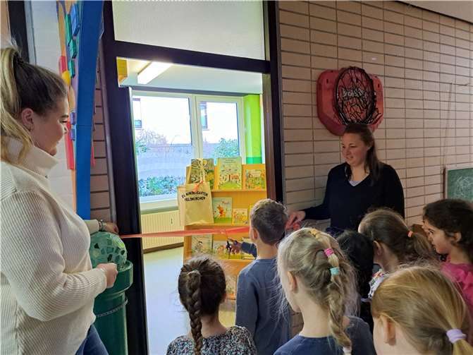 Die Ev. Kita in Feldkirchen hat ihre Kinderbibliothek offiziell mit dem Zerschneiden eines Einweihungsbandes eröffnet. Quelle: Ev. Kita Feldkirchen