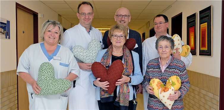 Die Evangelische Frauenhilfe spendete erneut an das St. Nikolaus-Stiftshospital: (v.l.) Gabriele Dannenberg (Stationsleitung Palliativstation), Dr. Thomas Dyong (Leitender Arzt Pneumologie und Palliativmedizin), Helma Knoche, Jürgen Schmidt (Prokurist der St. Nikolaus-Stiftshospital GmbH), Lukas Gilles (Facharzt für Innere Medizin und Palliativmedizin), Erika Faß. Alle Beteiligten halten die neben dem Geld gespendeten Herzkissen in den Händen. Foto: privat