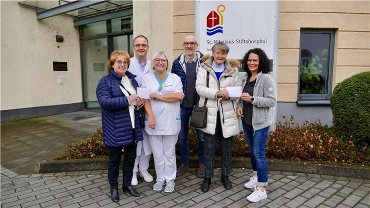Die Evangelische Frauenhilfe überreicht ihre Spenden, die für die Palliativstation sowie für die Konduktive Förderung gedacht sind. Von links: Helma Knoche, Dr. Thomas Dyong, Gabriele Dannenberg, Jürgen Schmidt, Vera Schüdde, Szilvia Berendné-Sipos.  Foto: privat