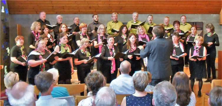 Die Evangelische Kirche in Owingen war schnell bis zum letzten Platz gefüllt und die beiden Chöre boten dem Publikum ein schönes Sommerkonzert. Foto: privat