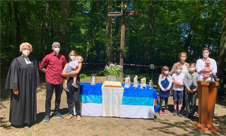 Die Evangelische Kirchengemeinde feierte zwei Open-Air-Familiengottesdienste im Bölinger Wald auf der Lichtung an der Hubertushütte.Foto: privat