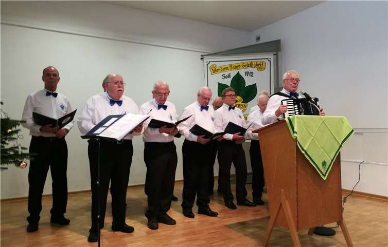 Die Evergreens „Blaue Funken“ sorgten bei der Feier für Musik.privat