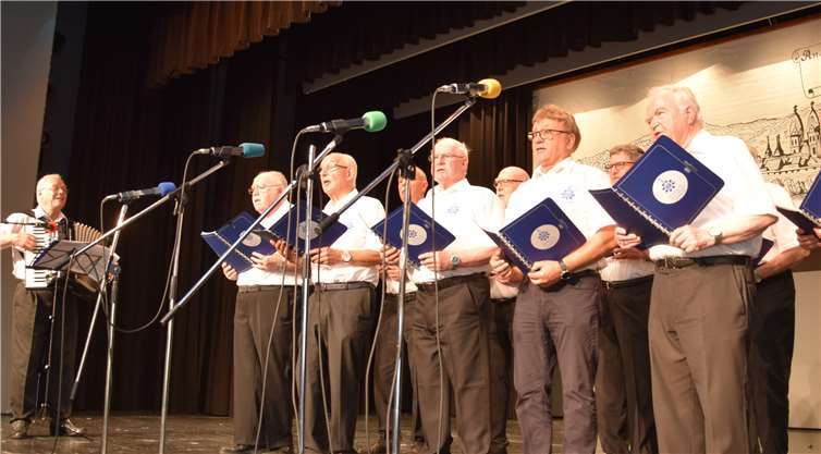 Die „Evergreens“ nahmen die Gäste mit auf eine musikalische Zeitreise.  UBU