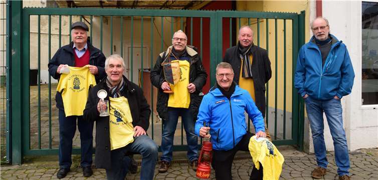 Die „Ewige Lampe“ heute vor dem ersten Stammlokal: heute v.li.: Klaus Schlich, Detlef Griesbach, Franz Rinsche, Rainer Andres; vorne: Jan Aker und Wolfgang Löffler.Fotos: privat