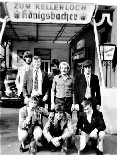 Die Ewige Lampe im Gründungsjahr: v.li. hintere Reihe: Jan Aker, Fritz Decroupèt, Klaus Schlich, Detlef Griesbach, Hajo Wenz: vorne: Wolfgang Löffler, Otto Lemble, Martin Tillmann.